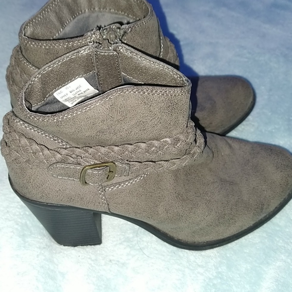 No Parking Women's size 9 heeled boots